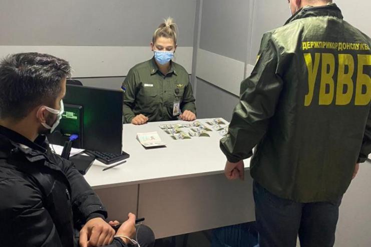 В Одесском аэропорту пытались подкупить сотрудницу Госпогранслужбы